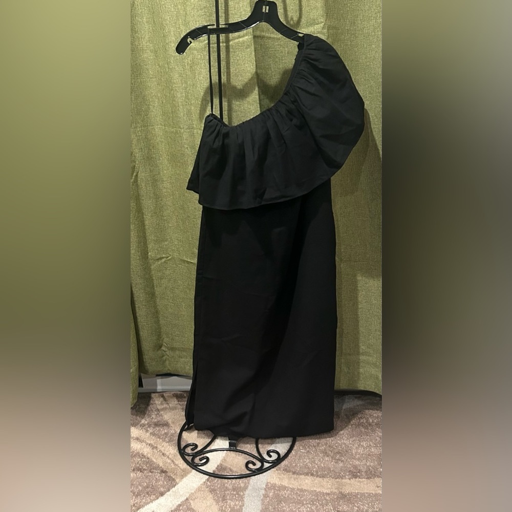 Black Florencia One Shoulder Dress
POMANDER PLACE - Picture 6 of 10
